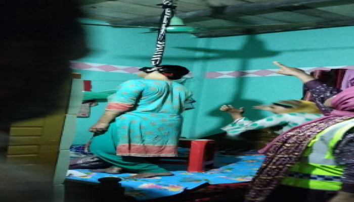 ​বোরহানউদ্দিনে গৃহবধূর ঝুলন্ত মরদেহ উদ্ধার, শ্বশুর-শাশুড়ির বিরুদ্ধে হত্যার অভিযোগ