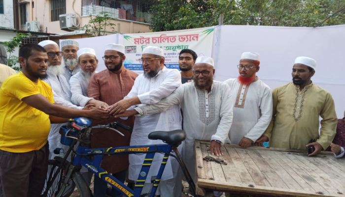 ​বরিশালে সুবিধাবঞ্চিত সাইফুল ইসলামেরকে জামায়াতে ইসলামীর পক্ষ থেকে মোটরচালিত ভ্যান প্রদান