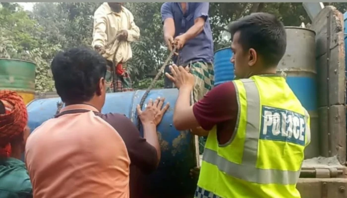 কাজীপুরে ১৭০০ লিটার ডিজেল ও পেট্রোল জব্দ, ব্যবসায়ীর অর্থদণ্ড