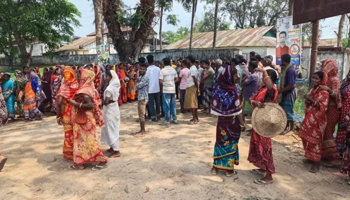 সহায়তা না পেয়ে বাগানেই মৃত্যু নারীর, চা শ্রমিকদের বিক্ষোভ ও কর্মবিরতি