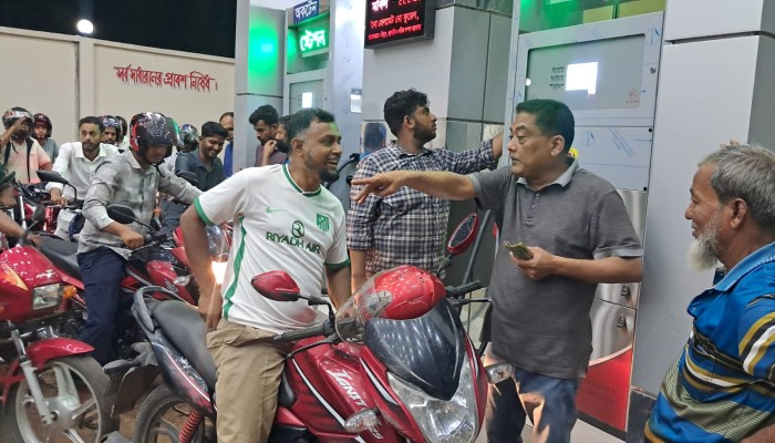 ভোলায় জ্বালানী তেলের তীব্র সংকট, বিপাকে ভোক্তারা, বাইকারদের দীর্ঘলাইন