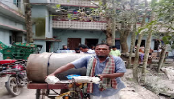 বরিশালে থামানো যাচ্ছেনা জ্বালানি তেল পাচার, মজুদদারদের বিরুদ্ধে অভিযান