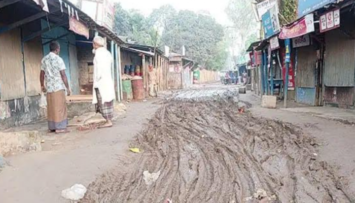 কুড়িগ্রামের চিলমারীর জোড়গাছ হাটের সড়কের বেহাল দশা, ভোগান্তিতে হাজারো মানুষ