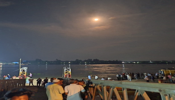 ​কালুরঘাট ফেরি থেকে ট্রাক কর্ণফুলীতে, বাঁচলেন চালক