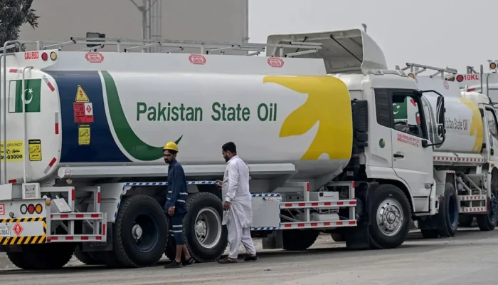 পাকিস্তানে এক রাতে ডিজেল-পেট্রোলের দাম উর্ধ্বমুখী