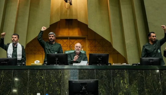 এবার বাব আল-মানদেব প্রণালি নিয়ে ইরানের স্পিকারের হুমকি