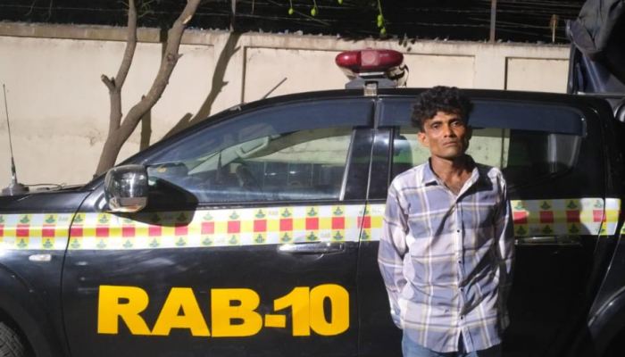 চুরি মামলার প্রধান আসামি এবং মাদক মামলায় সাজাপ্রাপ্ত পলাতক আসামি মো: উজ্জল খান (৩৫)’কে গ্রেফতার করেছে র‌্যাব-১০