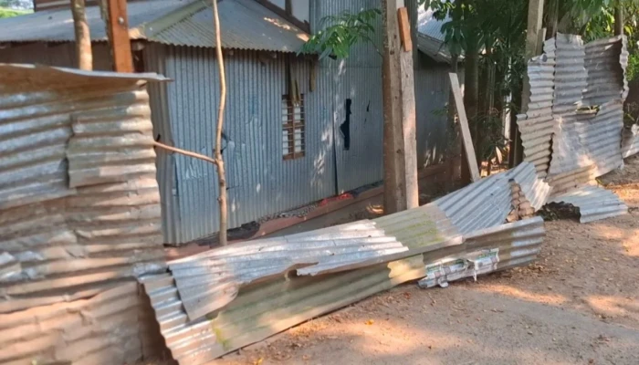 মাদারীপুরে দুই গ্রুপের সংঘর্ষে ২০ বাড়িঘর ভাঙচুর