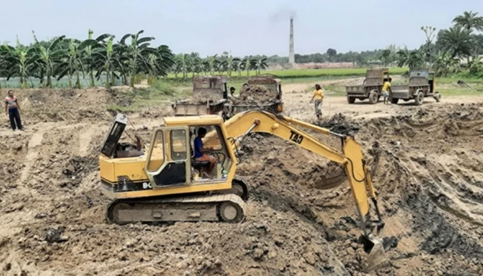 বিকাশে যাচ্ছে টাকা, ট্রলিতে যাচ্ছে ফসলি জমির মাটি