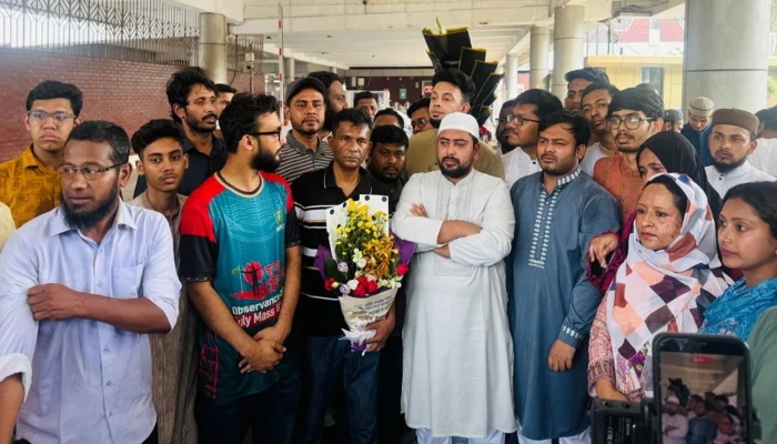 ওমরাহ পালন শেষে দেশে ফিরলেন নাহিদ ইসলাম