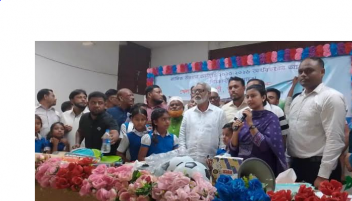 ‎ব্যাগ-টিফিন বক্স পেয়ে উচ্ছ্বসিত হোসেনপুরের শিক্ষার্থীরা