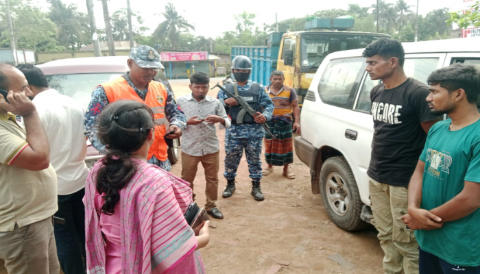 ​পটুয়াখালীতে অভিনব কৌশলে রেনু পাচার: কোস্ট গার্ডের অভিযানে বিলাসবহুল ল্যান্ড ক্রুজার জব্দ, দুইজনকে জরিমানা