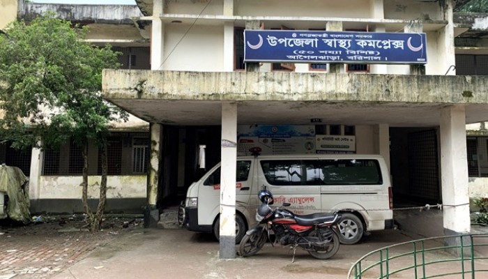 আগৈলঝাড়া স্বাস্থ্য কমপ্লেক্সে অ্যাম্বুলেন্স আছে, চালক নেই !