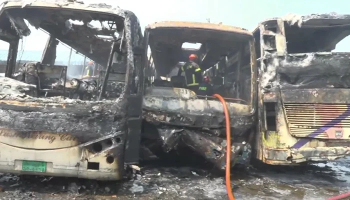 কুমিল্লায় রয়েল কোচের তিন বাসে আগুন