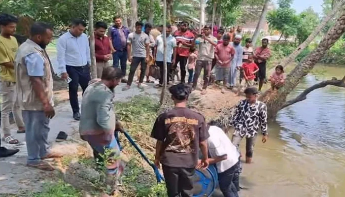 পুকুরে পানির নিচে মিললো ডিজেল