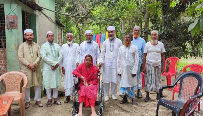 প্রতিবন্ধী মুন্নির চলার সঙ্গী হলো হুইলচেয়ার