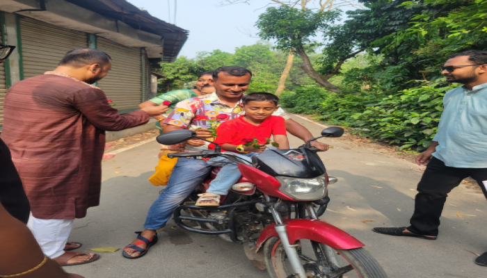 ​লাল গোলাপে সম্প্রীতির বার্তা কালীগঞ্জে ইস্টার সানডে ঘিরে ব্যতিক্রমী উদ্যোগে আলোচনায় এক যুবক