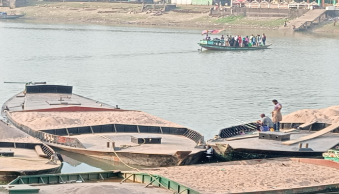 ধোপাজান থেকে অবৈধ বালু লুট: রাতের অভিযানে ১টি স্টিল বডি নৌকা আটক।