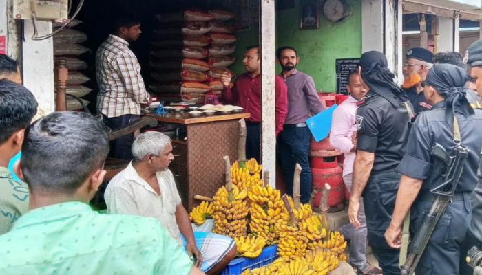 র‌্যাব-৯ ও জাতীয় ভোক্তা অধিকার সংরক্ষণ অধিদপ্তর, সুনামগঞ্জ এর যৌথ অভিযানে সুনামগঞ্জের জামালগঞ্জে ০৩টি প্রতিষ্ঠানকে ৬০  হাজার টাকা জরিমানা
