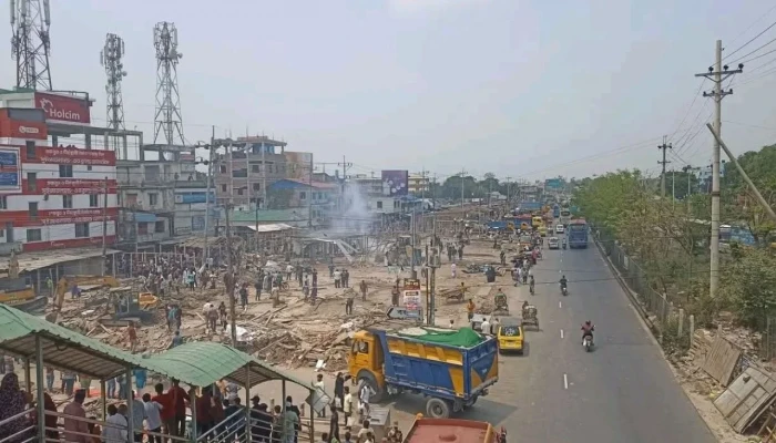 কুমিল্লার নিমসার বাজারে অবৈধ স্থাপনায় উচ্ছেদ করল সওজ