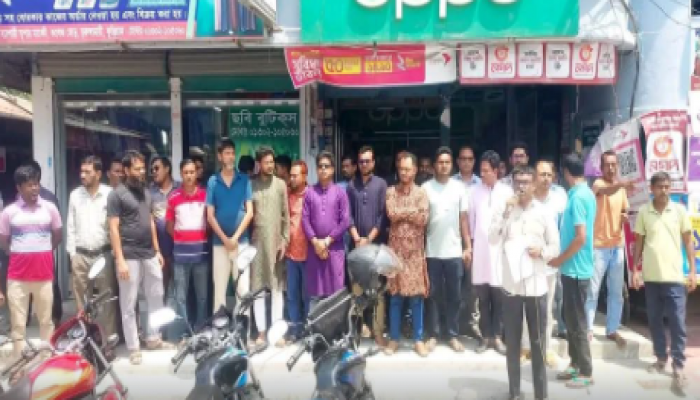 ​কুড়িগ্রামে প্রশ্নফাঁসের অভিযুক্তদের পুনর্বহাল চেষ্টায় উত্তেজনা, মানববন্ধনে অপসারণের দাবি