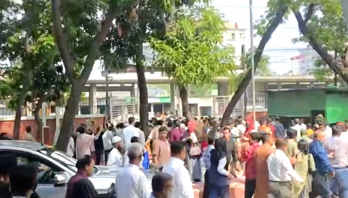 জাতীয় বিশ্ববিদ্যালয়ের ভিসির গাড়িতে ছাত্রদের হামলা