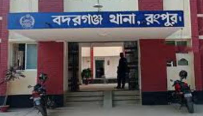 নরসুন্দরের  লালসা পড়েছে  নারীর  উপর,থানায় অভিযোগ।