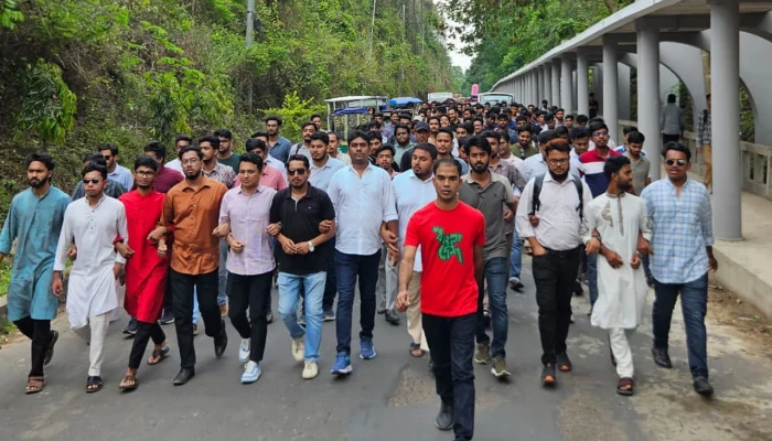 চবিতে আব্দুল্লাহ আল নোমানের নেতৃত্বে ছাত্রদলের নেতাকর্মীদের মিছিল
