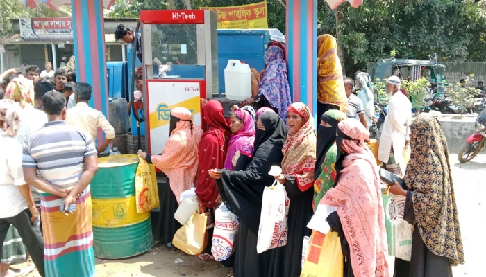 সদরপুরে জ্বালানি তেল সংগ্রহে লাইনে নারীরাও