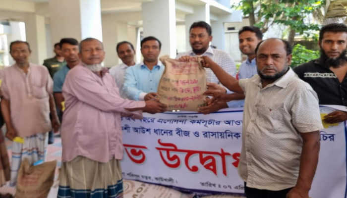 কাউখালীতে কৃষকদের মাঝে বিনামূল্যে বীজ ধান ও রাসায়নিক সার বিতরণ