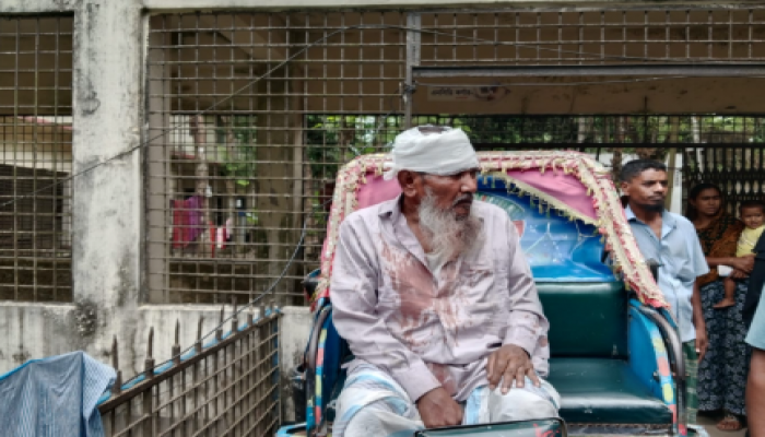 ​গলাচিপায় অগ্রণী ব্যাংকের সামনে ছিনতাইকারীকে গণধোলাই