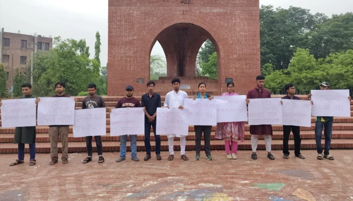 গণভোটের রায় ও জুলাই সনদ বাস্তবায়নের দাবিতে জাবিতে মানববন্ধন