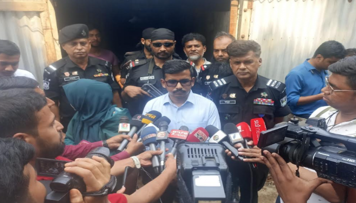 র‍্যাব-১১ ও জেলা প্রশাসন নারায়ণগঞ্জ ও নিরাপদ খাদ্য কত..র্.পক্ষ এর যৌথ অভিযানে অবৈধভাবে ভোজ্যতেল মজুদকরনে ০১ জন  ব্যবসায়ীকে লক্ষাধিক টাকা জরিমানা| ”