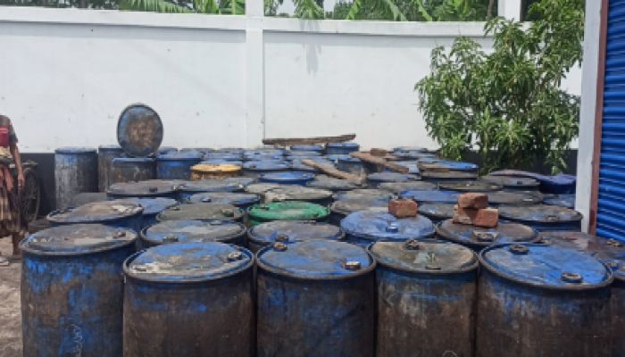 ঝিনাইদহে র‍্যাবের ভোজ্যতেলের অবৈধ মজুদ বিরোধী অভিযান পরিচালনাকালে ঝিনাইদহ জেলার সদর থানা এলাকায় দুটি প্রতিষ্ঠানকে ৩৫,০০০/- (পঁয়ত্রিশ হাজার) টাকা অর্থদন্ড করেছে, র‌্যাব-৬, সিপিসি-২, ঝিনাইদহ এর যৌথ ভ্রাম্যমাণ আদালত।