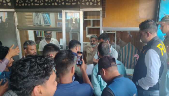 ঠাকুরগাঁওয়ে র‍্যাব-১৩, রংপুর  এবং জাতীয় ভোক্তা অধিকার সংরক্ষণ অধিদপ্তর, ঠাকুরগাঁও এর যৌথ ভ্রাম্যমাণ আদালতে  ০২ টি প্রতিষ্ঠানকে ২০,০০০/- (বিশ হাজার) টাকা জরিমানা