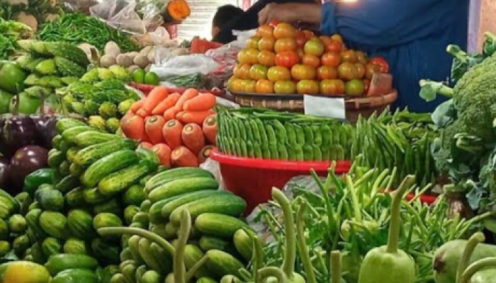 ​বুড়িচংয়ে  সবজির বাজারে সাধারণ মধ্যবিত্ত ক্রেতার স্বস্তি