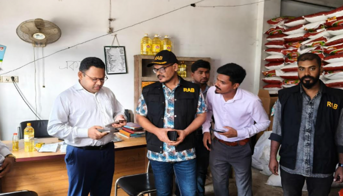 র‍্যাব-১১ এবং রুপগঞ্জ উপজেলা প্রশাসন কর্ত...ক মোবাইল কোর্ট পরিচালনা করে নারায়ণগঞ্জের রূপগঞ্জে অবৈধভাবে ভোজ্য তেল উৎপাদন ও মজুদের অভিযোগে দুটি প্রতিষ্ঠানকে দেড় লাখ জরিমানা করা হয়
