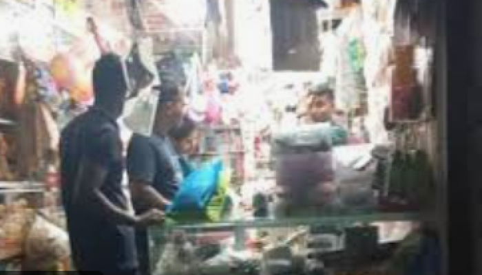 কাউখালীতে দোকান বন্ধের নির্দেশনা মানছে না অনেক ব্যবসায়ীরা