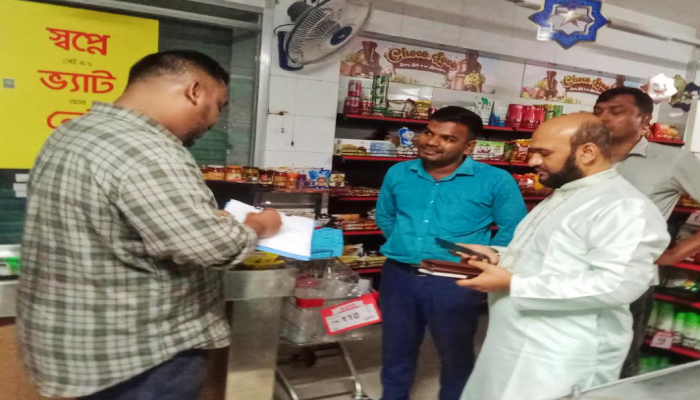 কাউখালীতে সরকারি বিধি অমান্য/ ৩ ব্যবসা প্রতিষ্ঠানকে জরিমানা