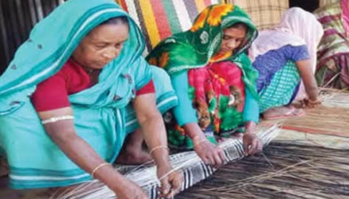 শখের কাজ করেই সংসার চালায় ওরা