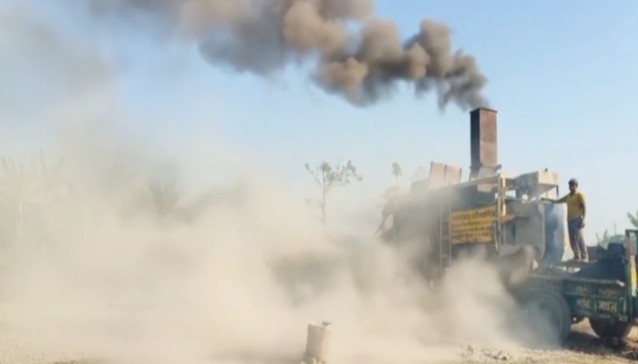 গৌরনদীতে প্রকাশ্যে পরিবেশ দূষণ, দেখার যেন কেউ নেই