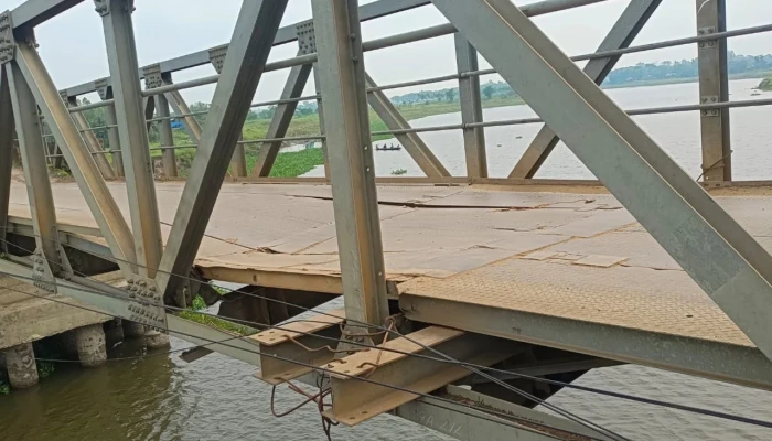 আবারও দেবে গেল বেইলি ব্রিজ, যান চলাচল বন্ধ