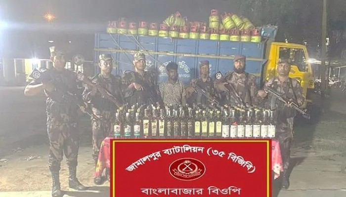 কুড়িগ্রামের রৌমারীর সীমান্তে বিজিবি'র অভিযানে ভারতীয় মদ জব্দ