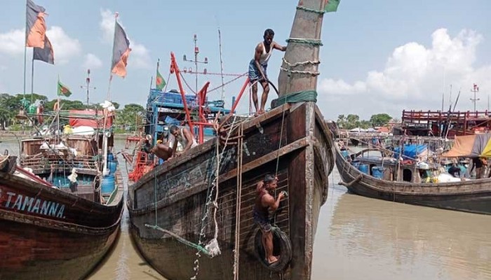 ইলিশ রক্ষায় সাগরে ৫৮ দিনের নিষেধাজ্ঞা শুরু, উপকূল জুড়ে কড়া নজরদারি