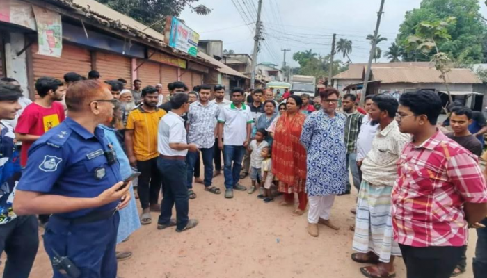 কুড়িগ্রাম পৌরসভায় কমিশনের খেলায় সড়ক নির্মাণে অনিয়ম, ধুলোয় দমবন্ধ, ক্ষোভে রাস্তায় নামলেন এলাকাবাসী