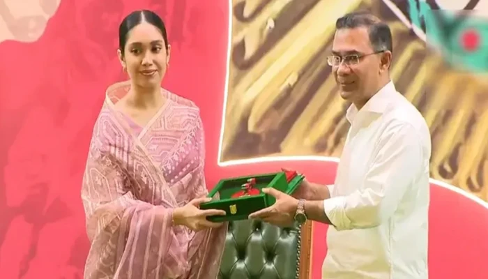 স্বাধীনতা পুরস্কার প্রাপ্তদের হাতে পদক তুলে দিলেন প্রধানমন্ত্রী