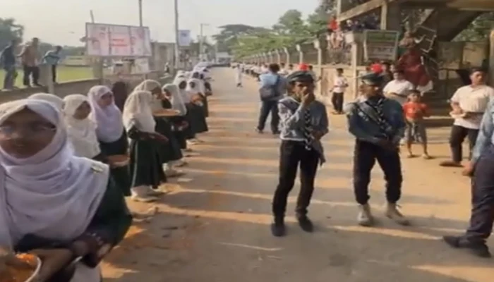 শিক্ষার্থীদের রোদে দাঁড় করিয়ে সংবর্ধনা নিলেন সংসদ সদস্য জসিম উদ্দিন