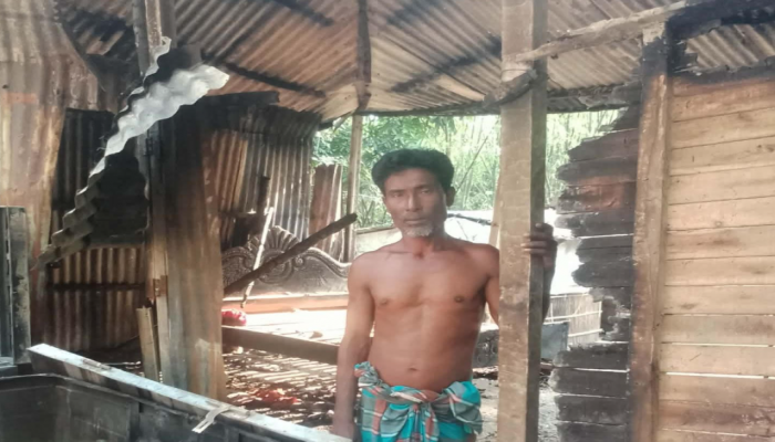 রায়গঞ্জে আগুনে পুড়ে ছাই হয়ে গেছে দরিদ্র  কৃষকের ঘরবাড়ি