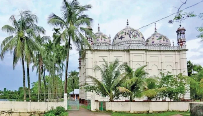 রড ছাড়াই শতাব্দী ধরে দাঁড়িয়ে সুনামগঞ্জের পাগলা বড় জামে মসজিদ