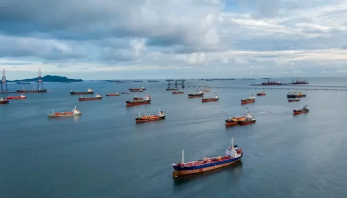 হরমুজ প্রণালিতে আটকা পড়েছে হাজারো জাহাজ